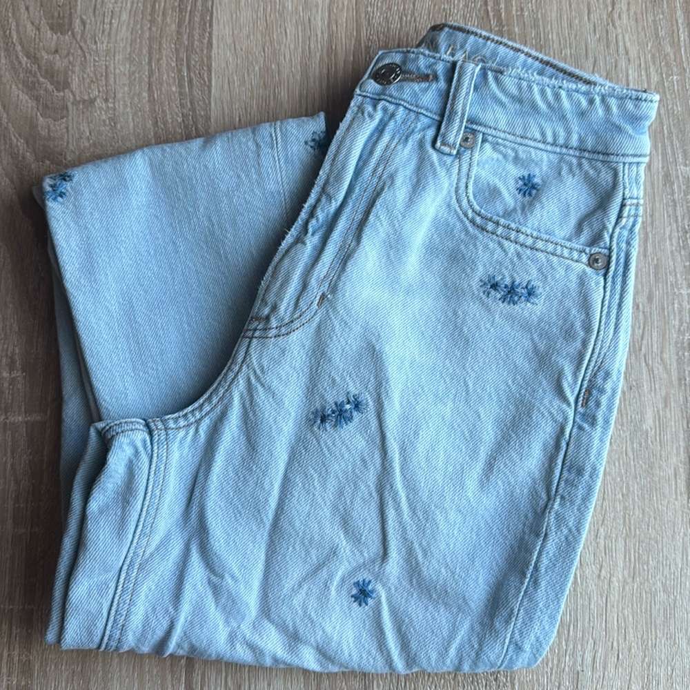 American Eagle Embroidered Mom Jeans in Light Wash - 00 Short